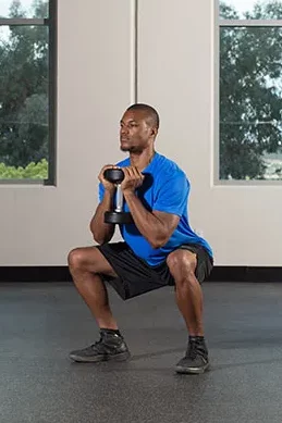 goblet squat con manubri